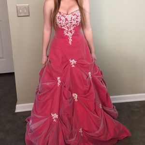 Prom or pageant dress laces up in back